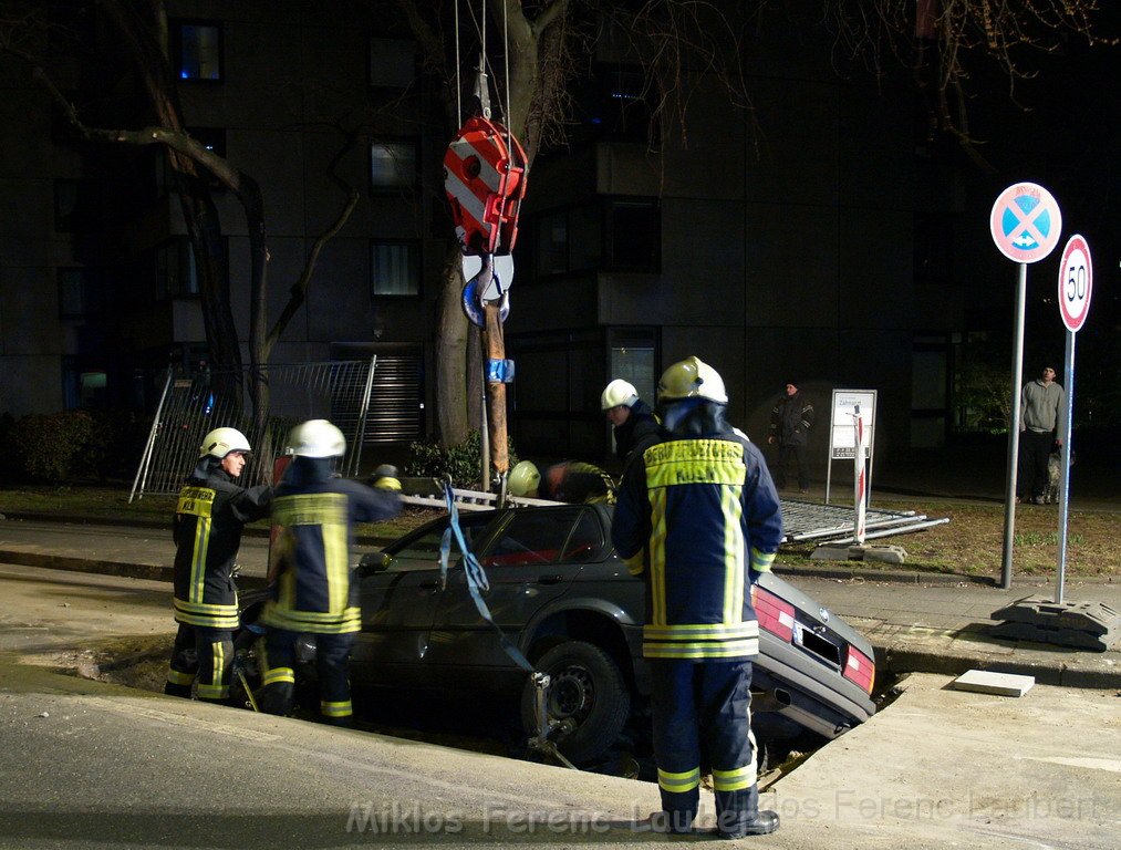 VU BMW fuhr in Baugrube Konrad Adenauer Ufer P32.JPG